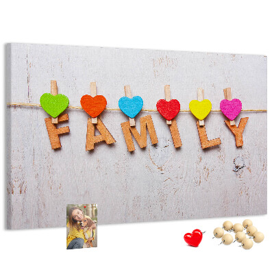 Korktafel mit Familienherzen auf Holzgrund