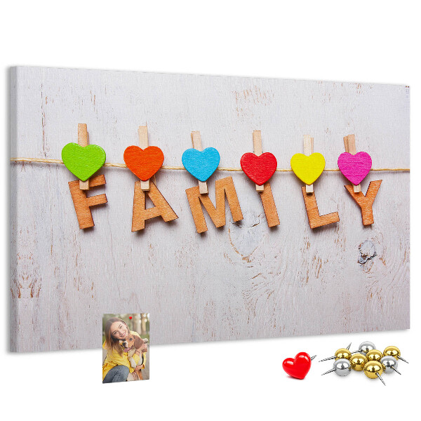 Korktafel mit Familienherzen auf Holzgrund