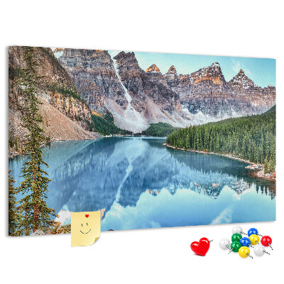 Bild mit Korkrückwand Berglandschaft, die sich im See spiegelt
