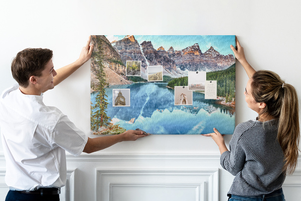 Bild mit Korkrückwand Berglandschaft, die sich im See spiegelt