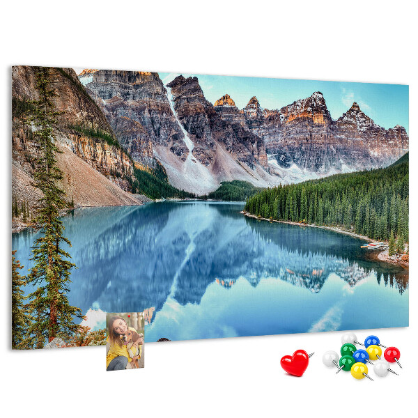 Bild mit Korkrückwand Berglandschaft, die sich im See spiegelt