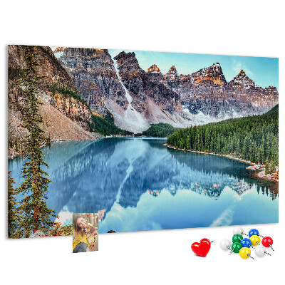 Bild mit Korkrückwand Berglandschaft, die sich im See spiegelt