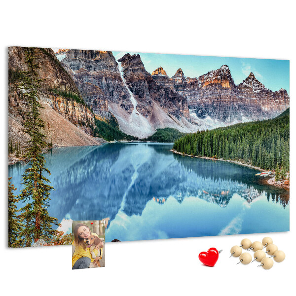 Bild mit Korkrückwand Berglandschaft, die sich im See spiegelt