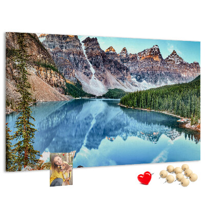 Bild mit Korkrückwand Berglandschaft, die sich im See spiegelt