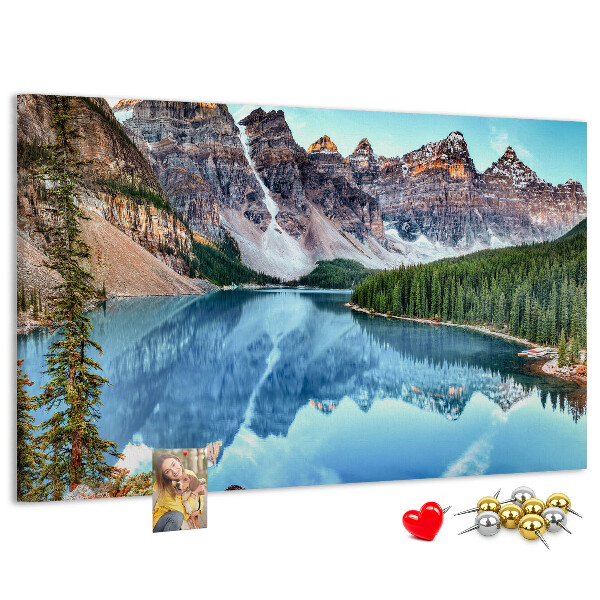 Bild mit Korkrückwand Berglandschaft, die sich im See spiegelt