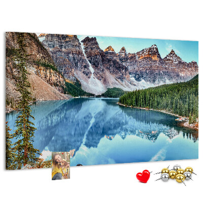 Bild mit Korkrückwand Berglandschaft, die sich im See spiegelt