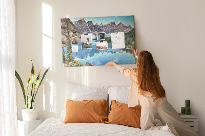 Bild mit Korkrückwand Berglandschaft, die sich im See spiegelt