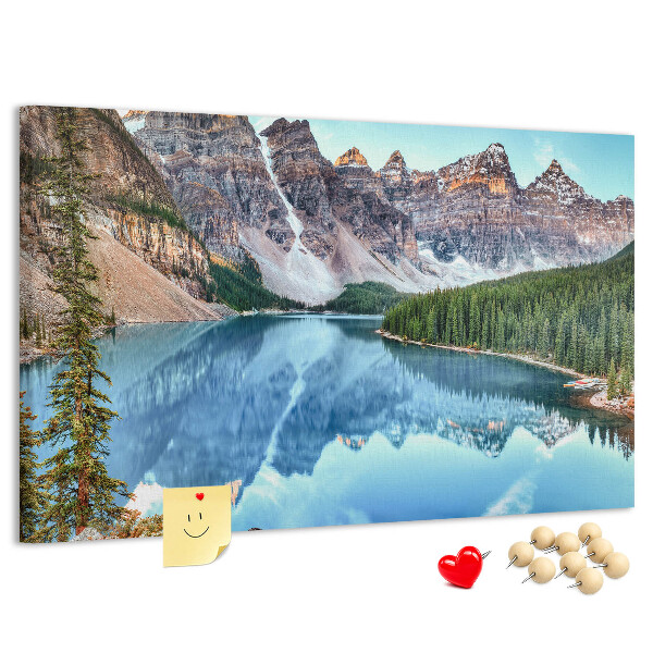 Bild mit Korkrückwand Berglandschaft, die sich im See spiegelt