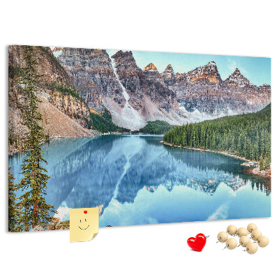 Bild mit Korkrückwand Berglandschaft, die sich im See spiegelt