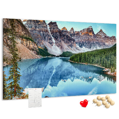 Bild mit Korkrückwand Berglandschaft, die sich im See spiegelt