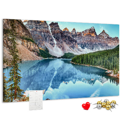 Bild mit Korkrückwand Berglandschaft, die sich im See spiegelt