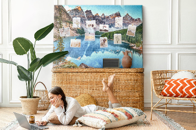 Bild mit Korkrückwand Berglandschaft, die sich im See spiegelt