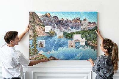 Bild mit Korkrückwand Berglandschaft, die sich im See spiegelt