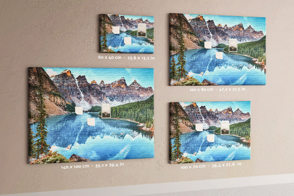 Bild mit Korkrückwand Berglandschaft, die sich im See spiegelt