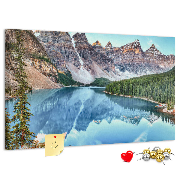 Bild mit Korkrückwand Berglandschaft, die sich im See spiegelt