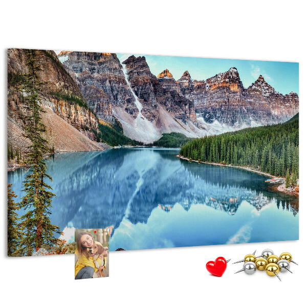 Bild mit Korkrückwand Berglandschaft, die sich im See spiegelt