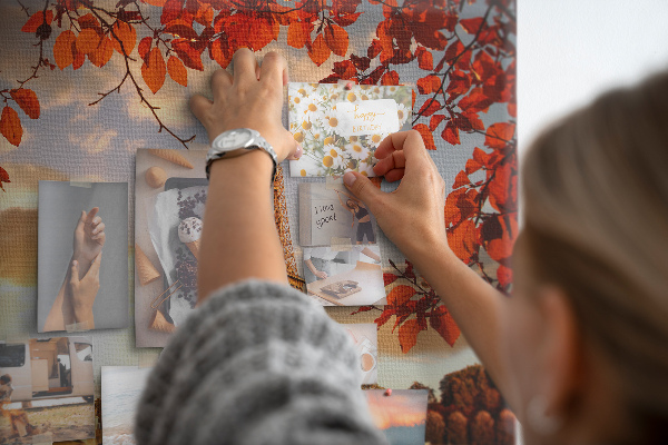 Bild mit Korkrückwand Eiffelturm in herbstlicher Kulisse