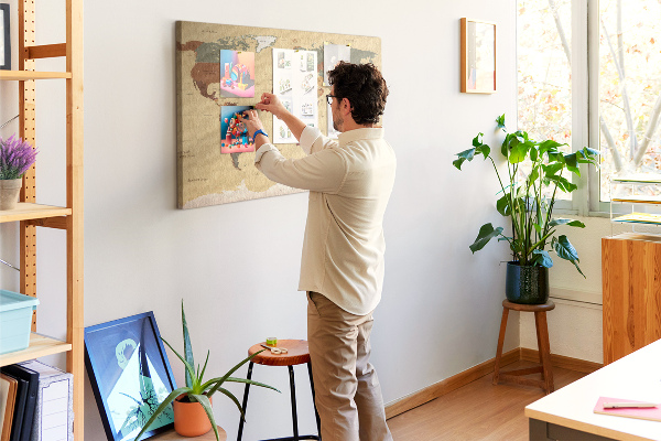 Korktafel mit Motiv einer antiken Weltkarte in gedeckten Farben