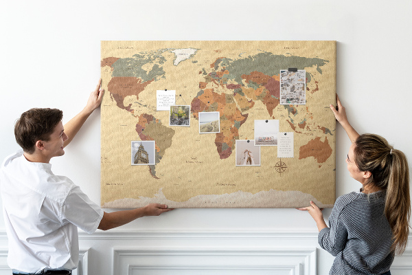 Korktafel mit Motiv einer antiken Weltkarte in gedeckten Farben