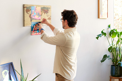 Korktafel mit Motiv einer antiken Weltkarte in gedeckten Farben