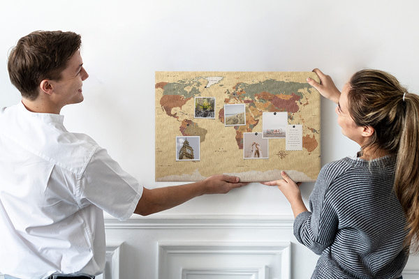 Korktafel mit Motiv einer antiken Weltkarte in gedeckten Farben