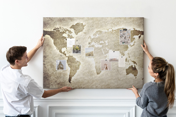 Korkbild Weltkarte mit Darstellung einer altmodischen Weltkarte im Hintergrund