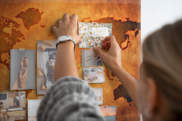 Weltkarte auf Korkrückwand antikes Motiv auf braunem Hintergrund