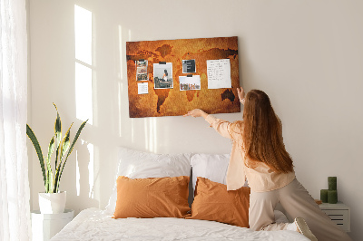 Weltkarte auf Korkrückwand antikes Motiv auf braunem Hintergrund