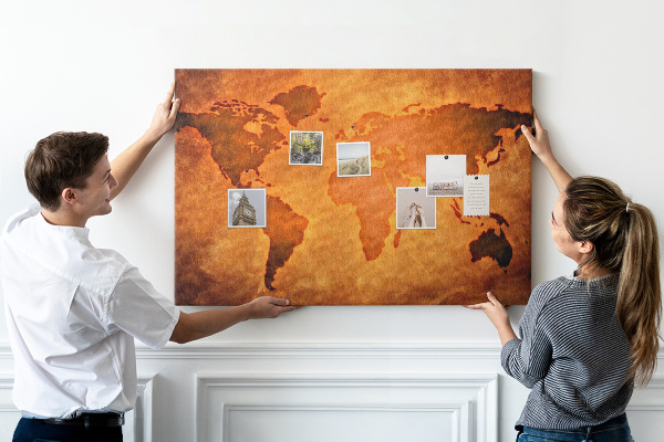 Weltkarte auf Korkrückwand antikes Motiv auf braunem Hintergrund
