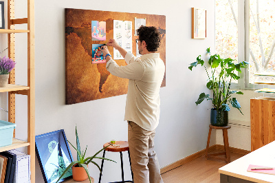 Weltkarte auf Korkrückwand antikes Motiv auf braunem Hintergrund
