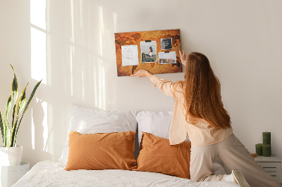 Weltkarte auf Korkrückwand antikes Motiv auf braunem Hintergrund