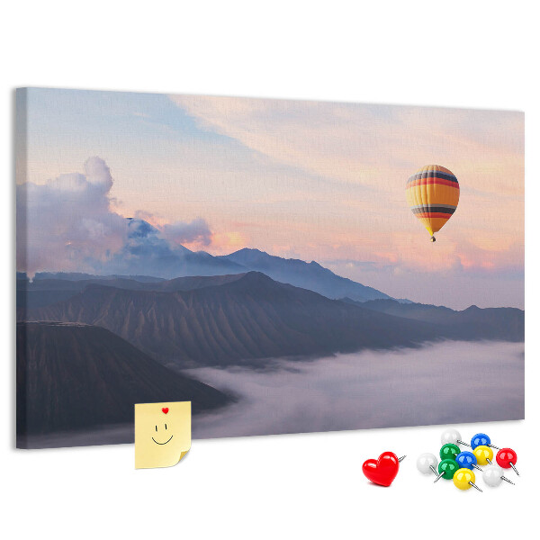 Korkbild Ballonfahrt vor einer Bergkulisse im Morgengrauen