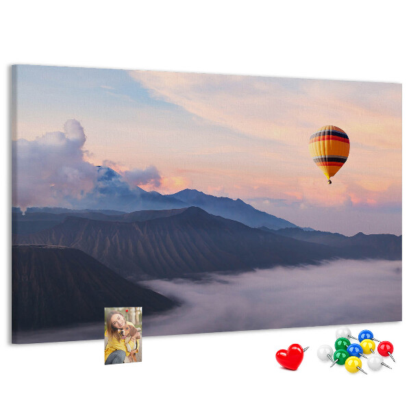Korkbild Ballonfahrt vor einer Bergkulisse im Morgengrauen