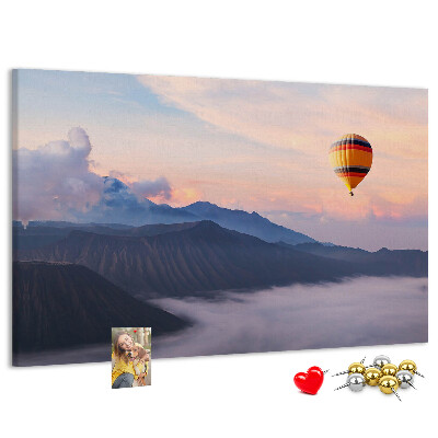 Korkbild Ballonfahrt vor einer Bergkulisse im Morgengrauen