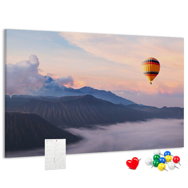 Korkbild Ballonfahrt vor einer Bergkulisse im Morgengrauen