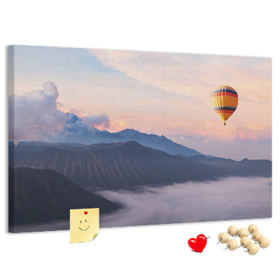 Korkbild Ballonfahrt vor einer Bergkulisse im Morgengrauen