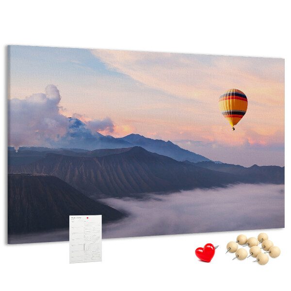 Korkbild Ballonfahrt vor einer Bergkulisse im Morgengrauen