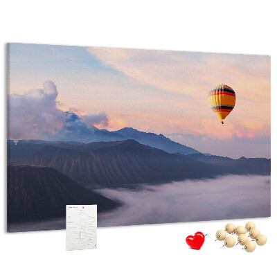 Korkbild Ballonfahrt vor einer Bergkulisse im Morgengrauen