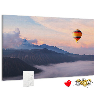 Korkbild Ballonfahrt vor einer Bergkulisse im Morgengrauen