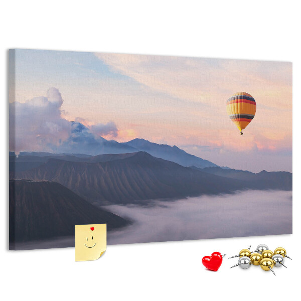 Korkbild Ballonfahrt vor einer Bergkulisse im Morgengrauen