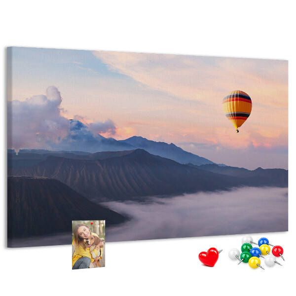 Korkbild Ballonfahrt vor einer Bergkulisse im Morgengrauen