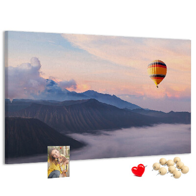Korkbild Ballonfahrt vor einer Bergkulisse im Morgengrauen
