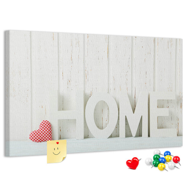 Korktafel mit stilvollem HOME-Schriftzug auf weißem Hintergrund
