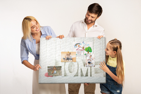Korktafel mit stilvollem HOME-Schriftzug auf weißem Hintergrund