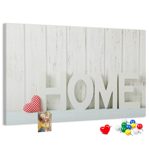 Korktafel mit stilvollem HOME-Schriftzug auf weißem Hintergrund