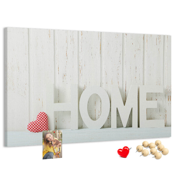 Korktafel mit stilvollem HOME-Schriftzug auf weißem Hintergrund