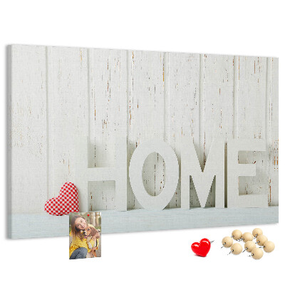 Korktafel mit stilvollem HOME-Schriftzug auf weißem Hintergrund