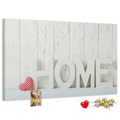Korktafel mit stilvollem HOME-Schriftzug auf weißem Hintergrund
