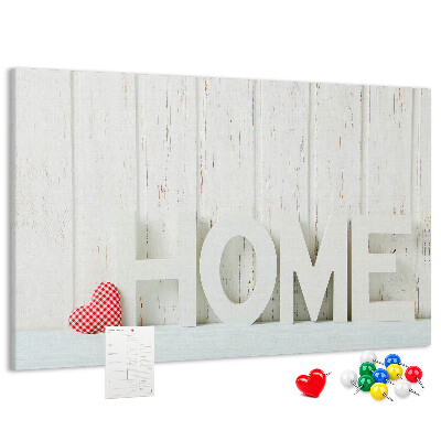 Korktafel mit stilvollem HOME-Schriftzug auf weißem Hintergrund