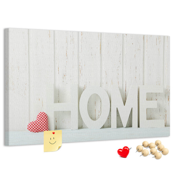 Korktafel mit stilvollem HOME-Schriftzug auf weißem Hintergrund